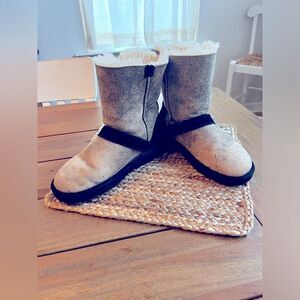 UGG Australia DYLAN Black and Tan Boots; Size 7